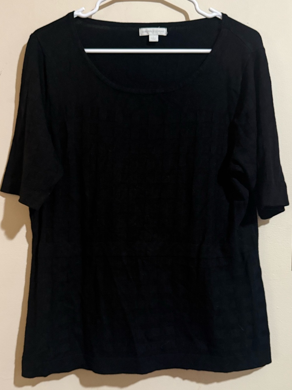 New York & Company Black Short Sleeve textured Scoop Neck Tee